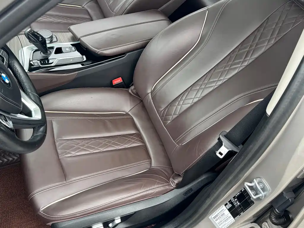 BMW 5 Series 2019 — фото 10