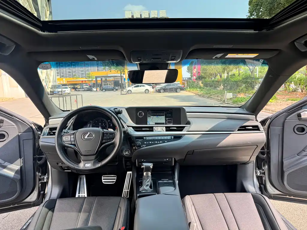 Lexus ES 2018 — фото 10