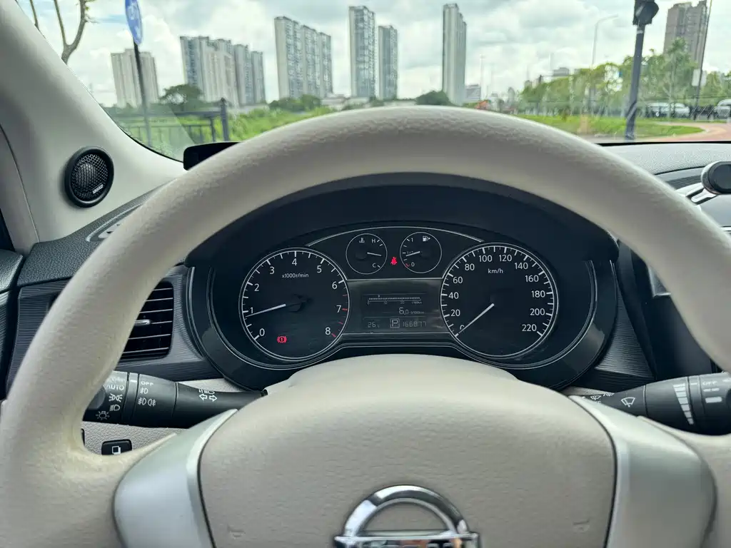 Nissan Tiida 2015 — фото 4
