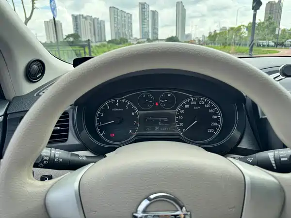 Nissan Tiida 2015