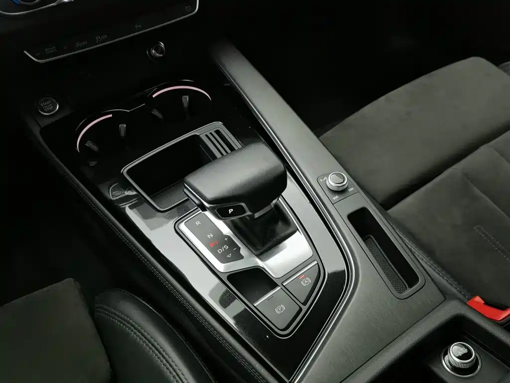 Audi A4L 2023 — фото 13
