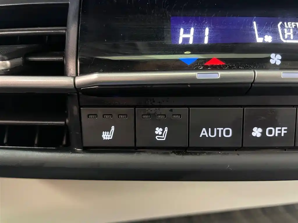 Toyota Sienna 2023 — фото 26