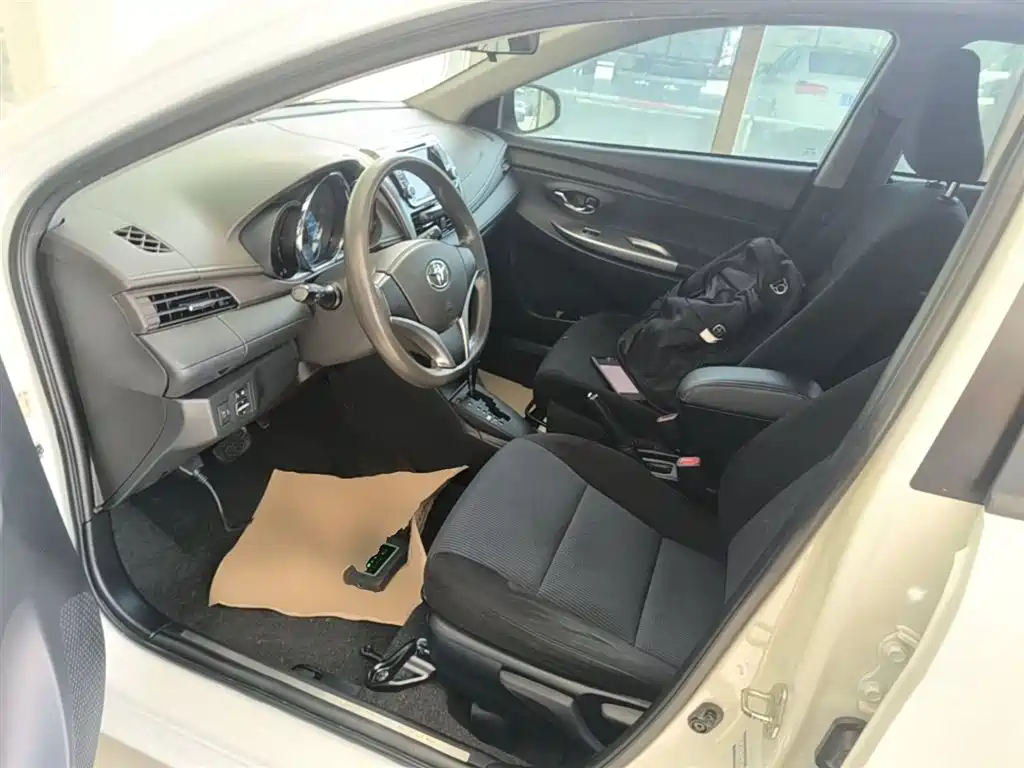 Toyota Yaris L 2015 — фото 15