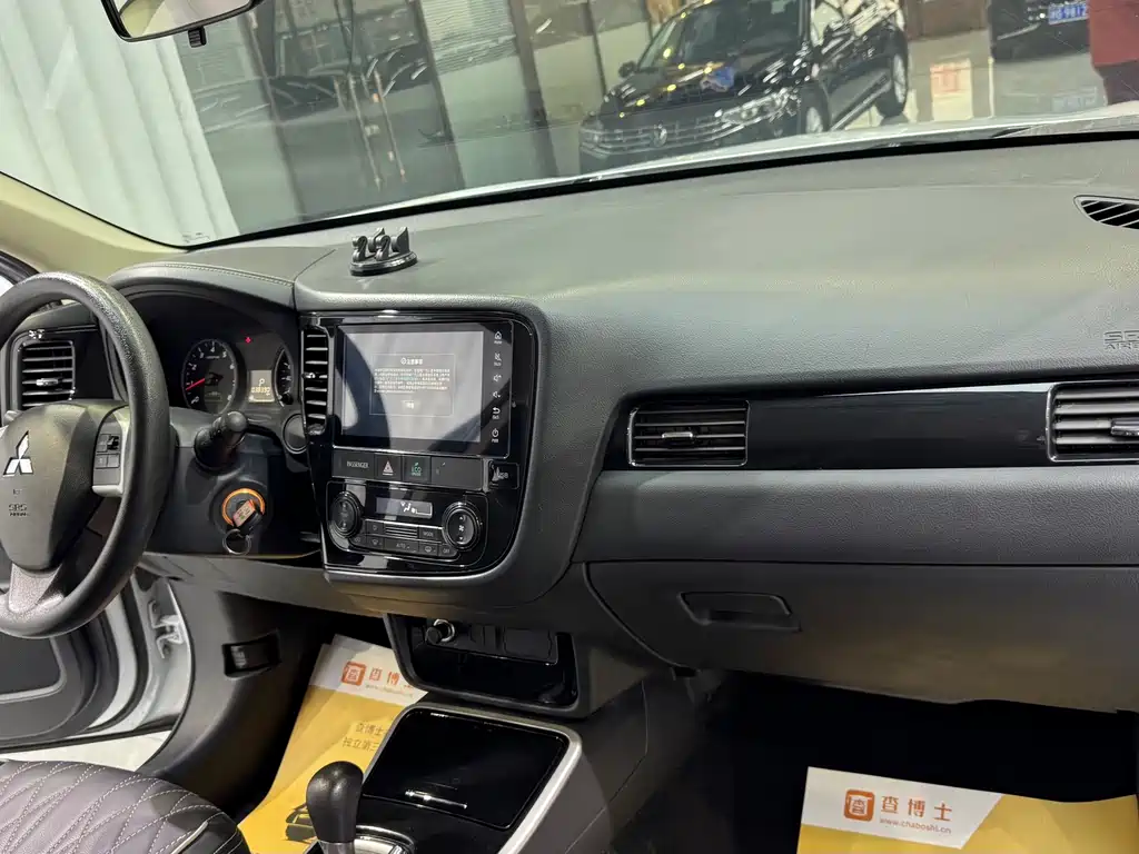 Mitsubishi Outlander 2022 — фото 15