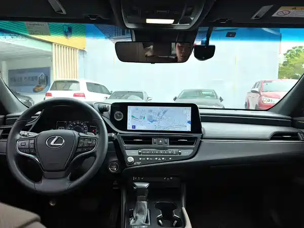 Lexus ES 2022