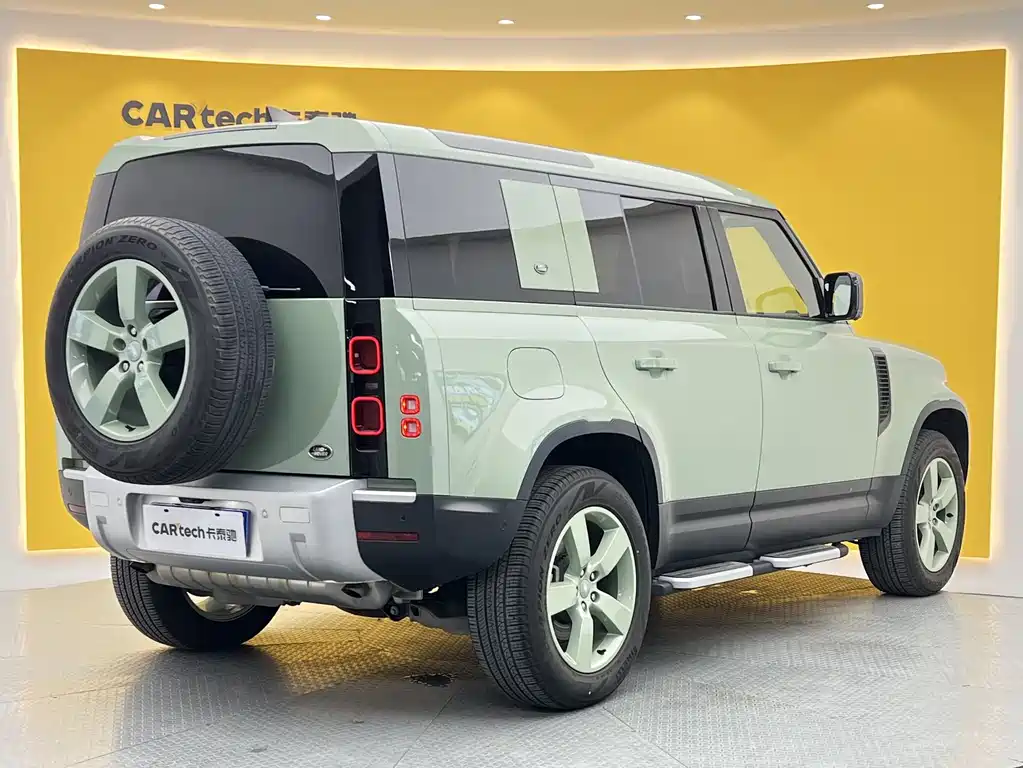 Land Rover Defender 2023 — фото 30