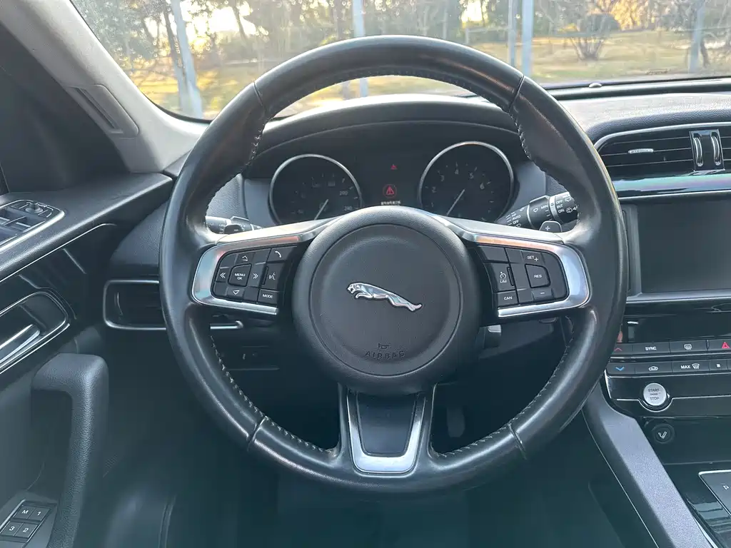 Jaguar F-PACE 2018 — фото 11
