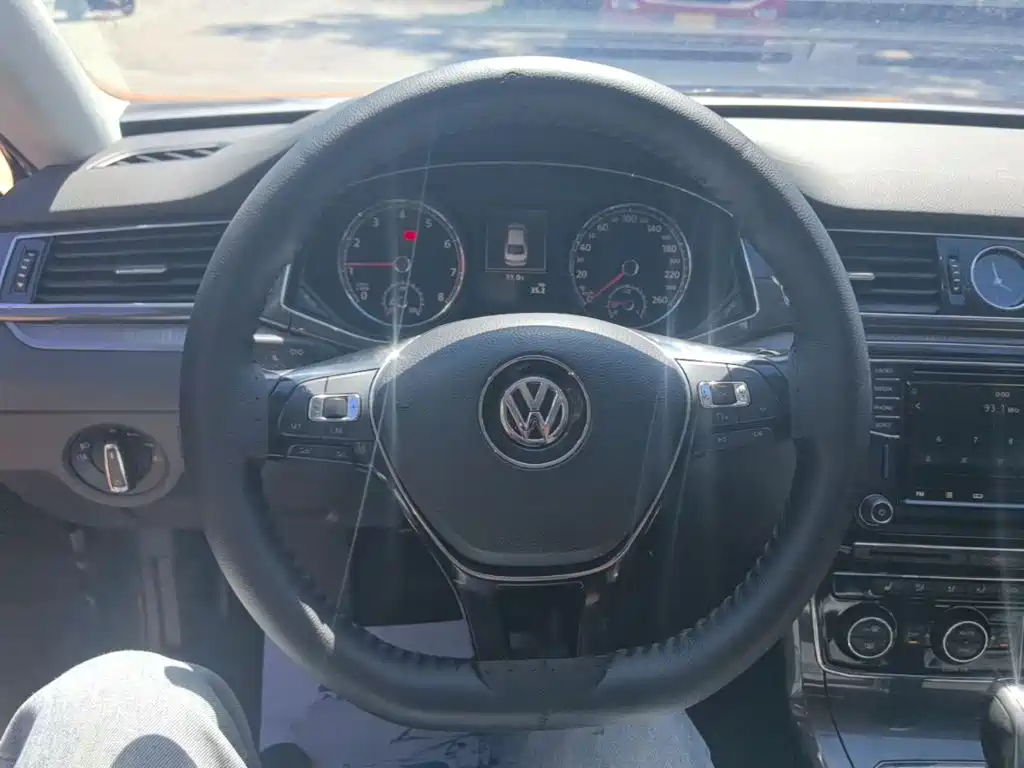 Volkswagen Passat 2017 — фото 11