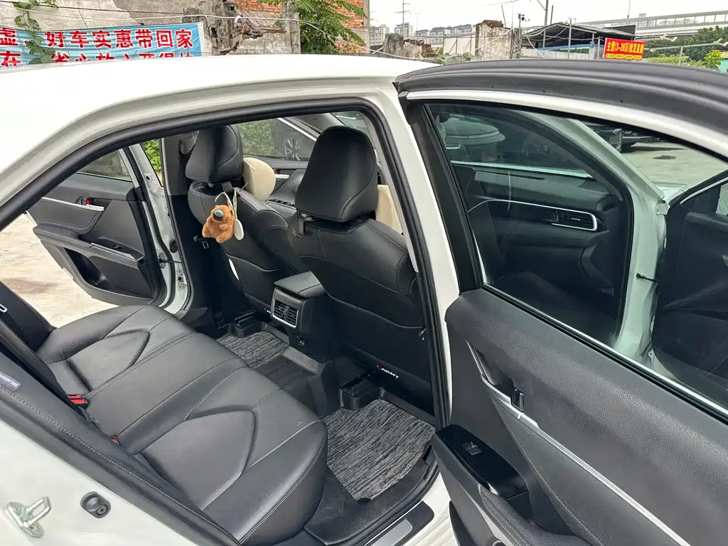 Toyota Camry 2023 — фото 11