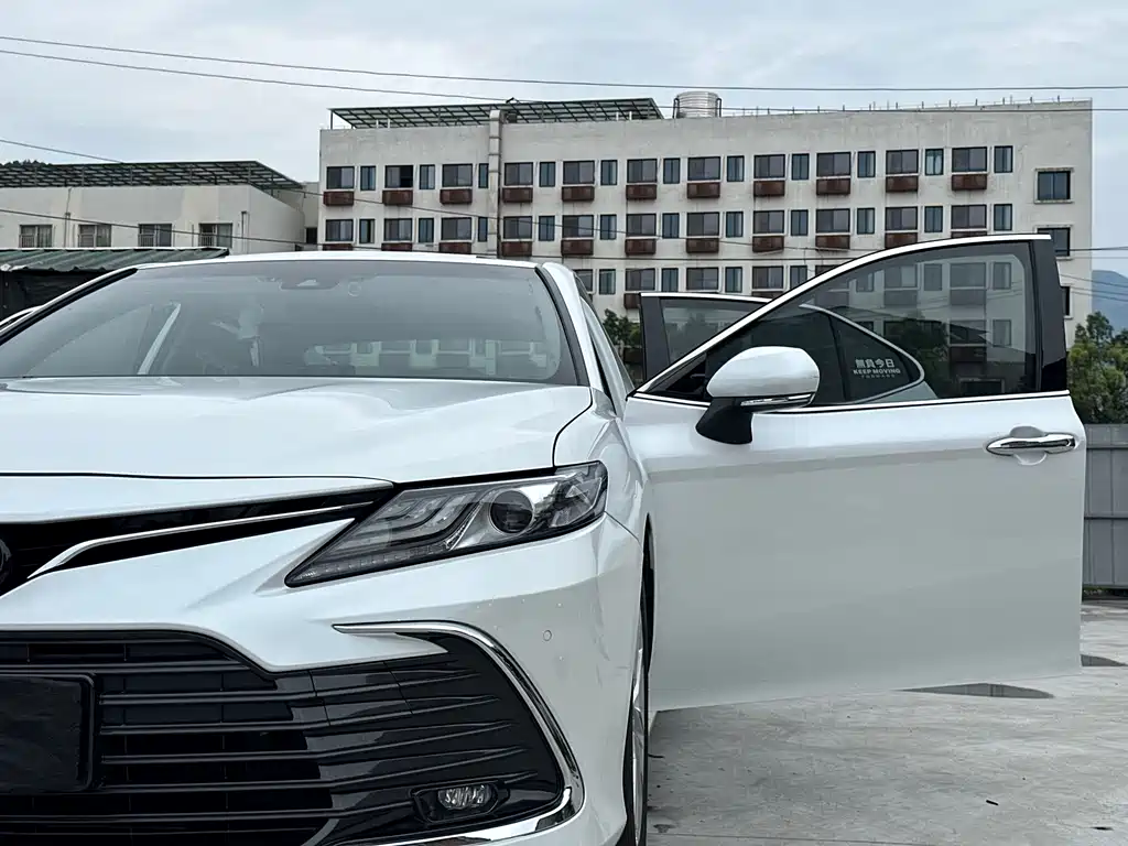 Toyota Camry 2023 — фото 18
