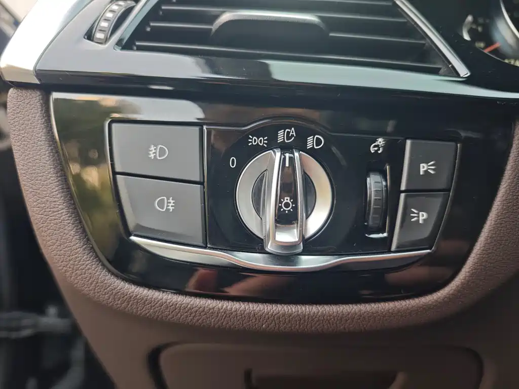 BMW 5 Series 2018 — фото 14