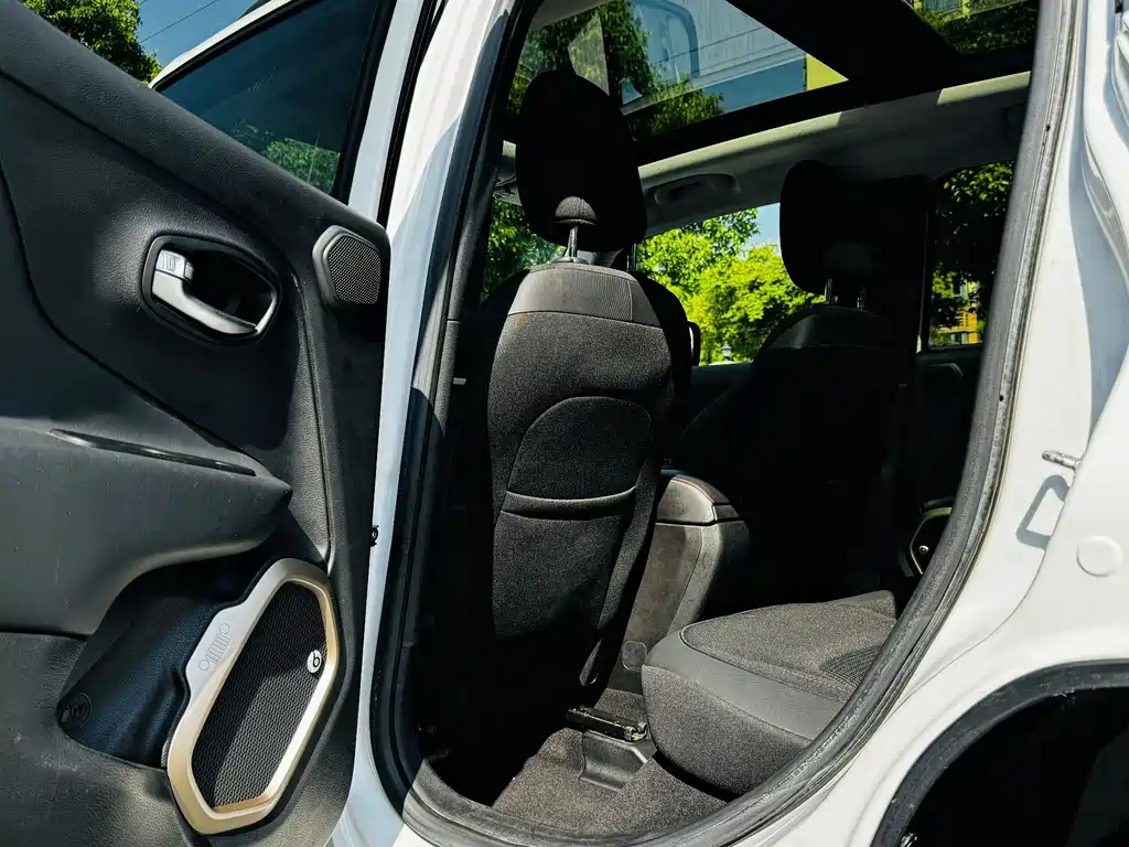 Jeep Renegade 2017 — фото 17