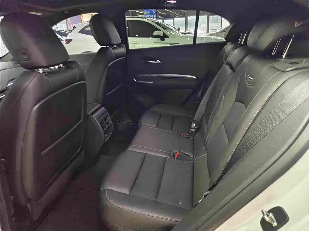 Cadillac XT4 2020 — фото 11