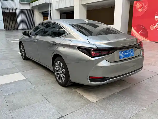 Lexus ES 2025