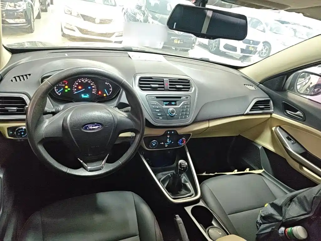 Ford Escort 2015 — фото 10