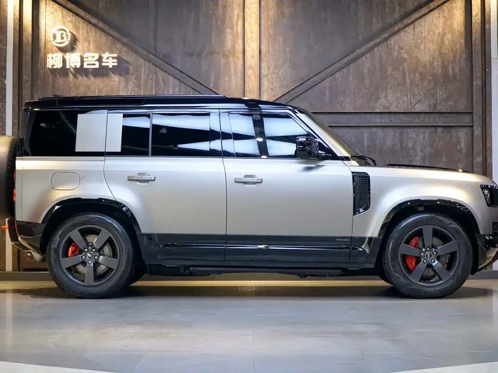 Land Rover Defender 2024 — фото 23