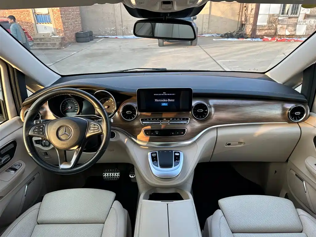 Mercedes-Benz V-Class 2023 — фото 11