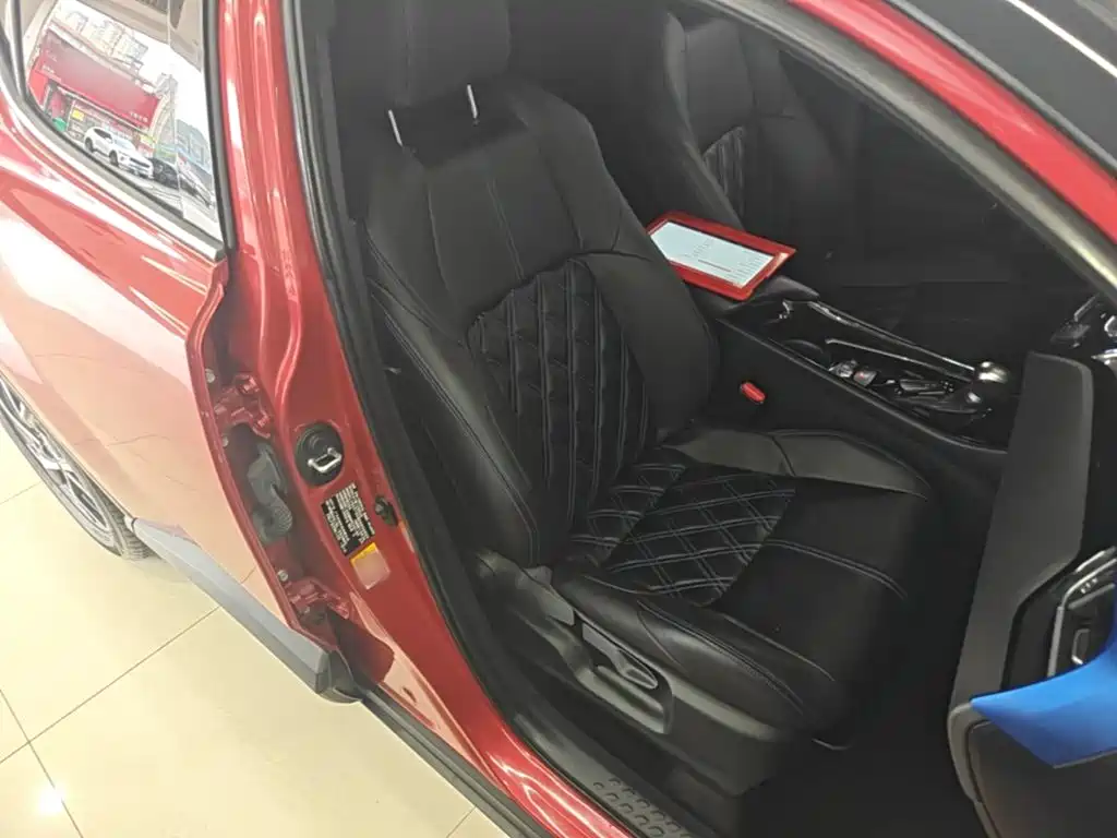Toyota C-HR 2019 — фото 25