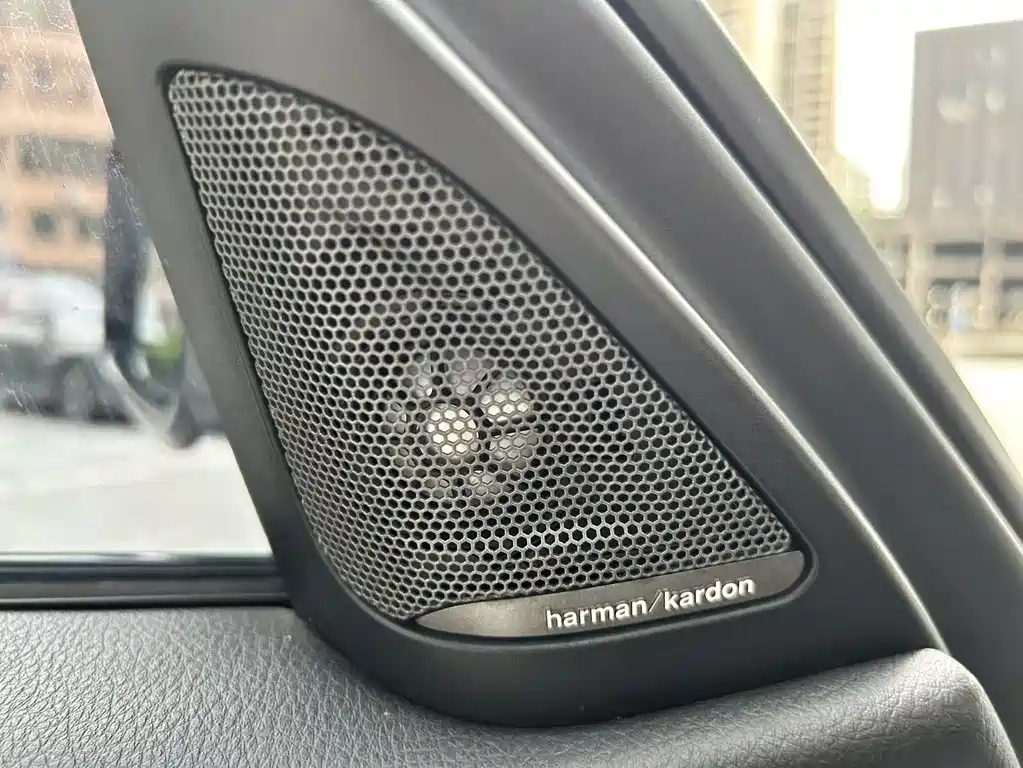 BMW 3 Series 2018 — фото 11