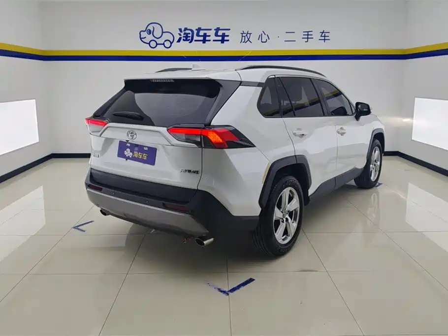 Toyota RAV4 2022 — фото 3