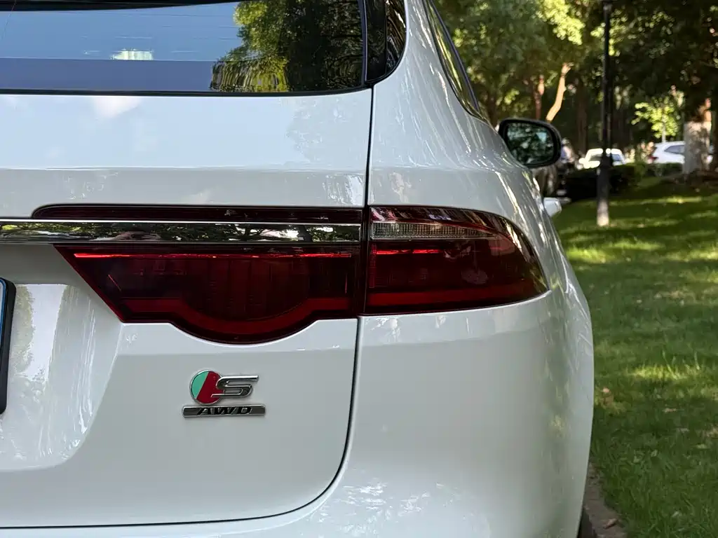 Jaguar XF 2019 — фото 14