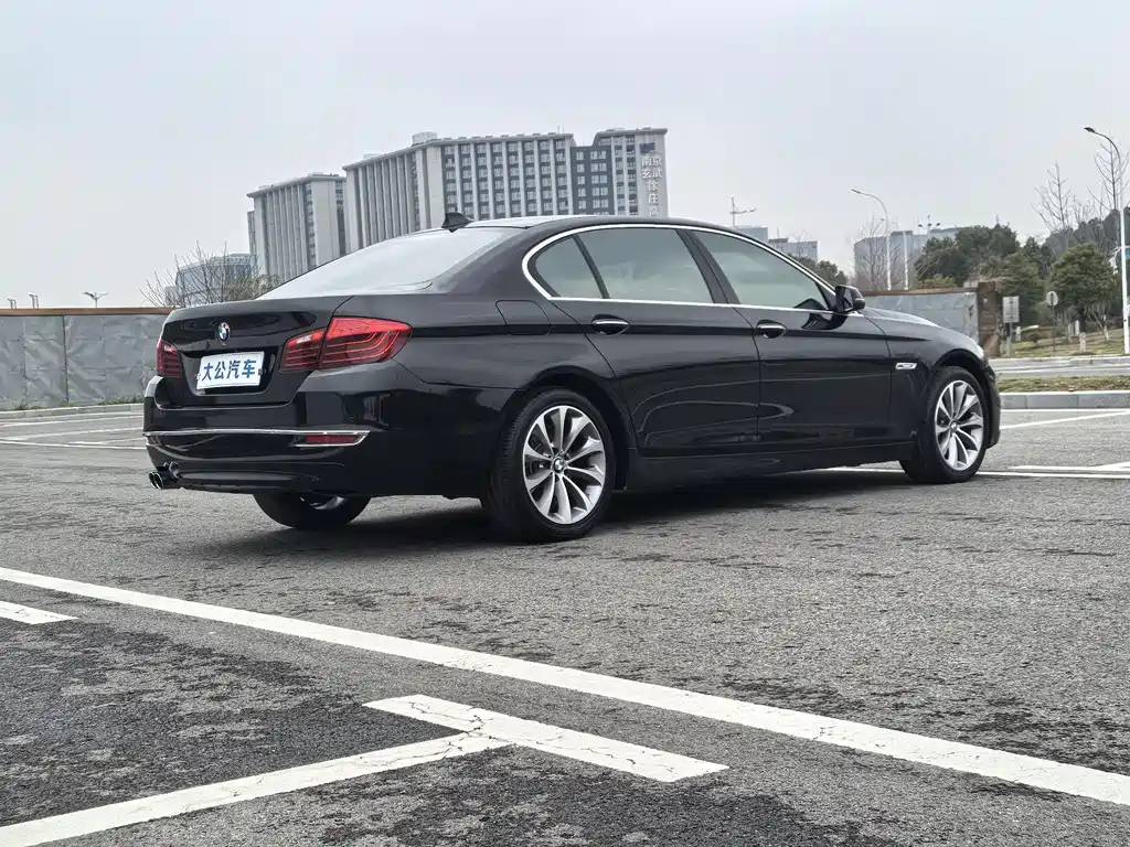 BMW 5 Series 2017 — фото 16