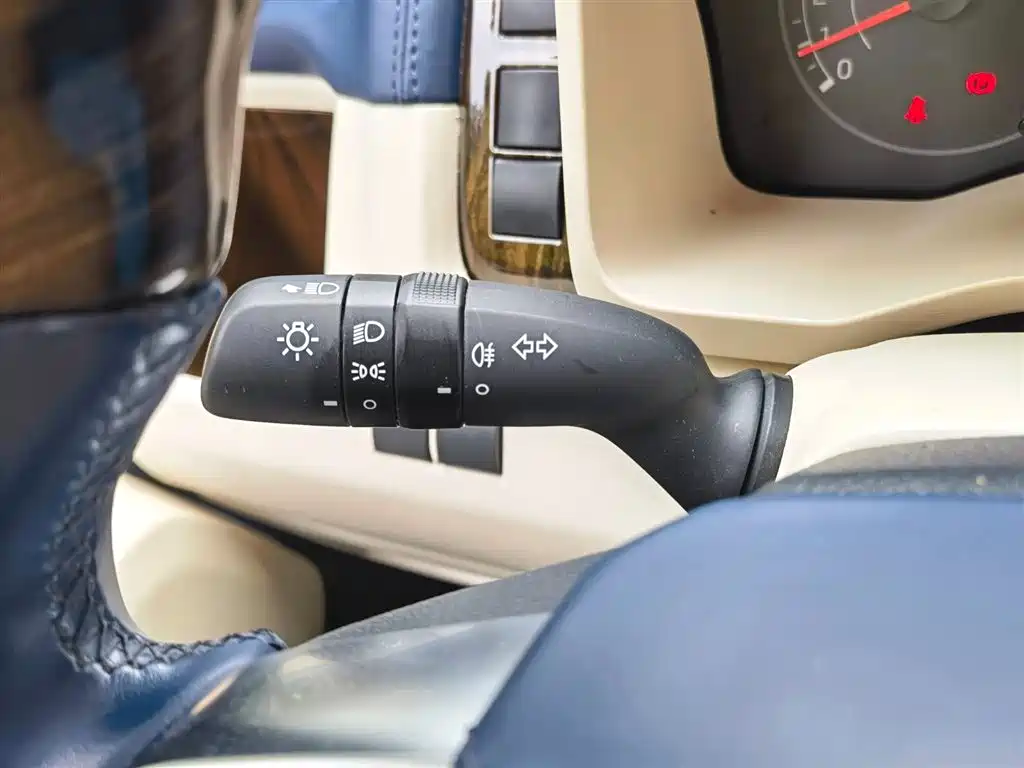 Toyota Hiace 2023 — фото 18