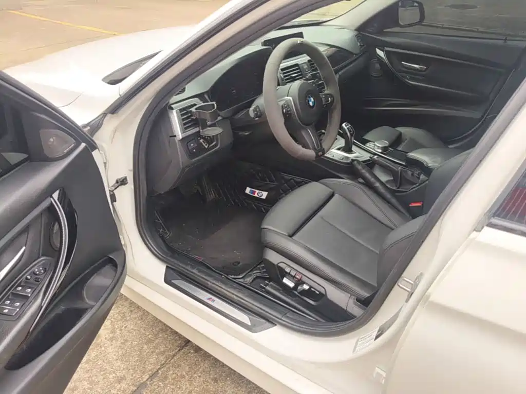 BMW 3 Series 2018 — фото 16