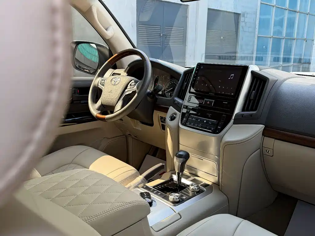 Toyota Land Cruiser 2018 — фото 10