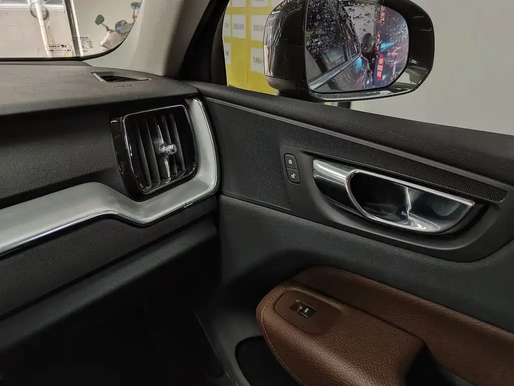 Volvo XC60 2019 — фото 11