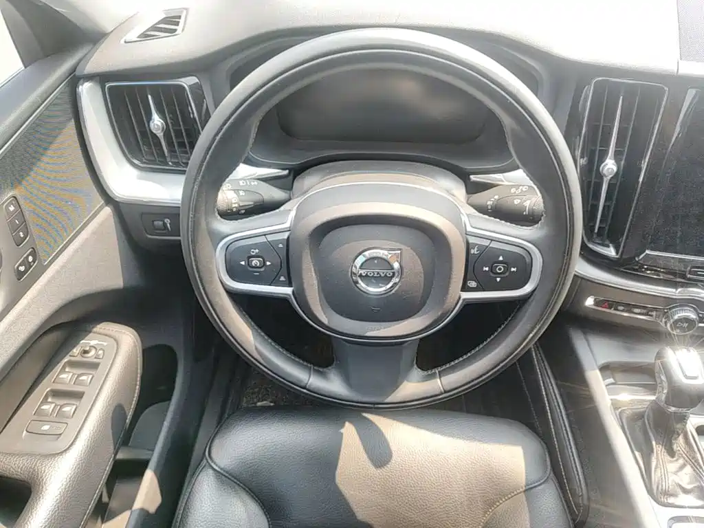 Volvo XC60 2018 — фото 17