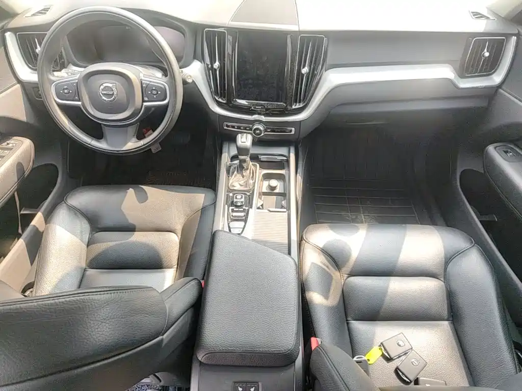 Volvo XC60 2018 — фото 16