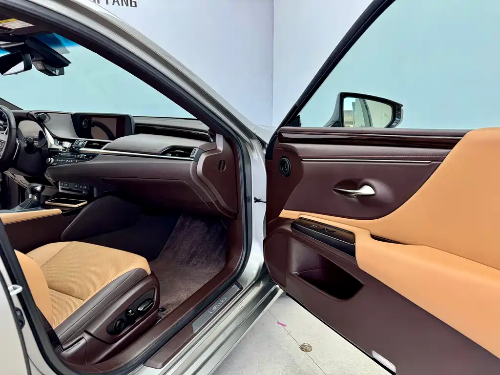 Lexus ES 2021 — фото 13