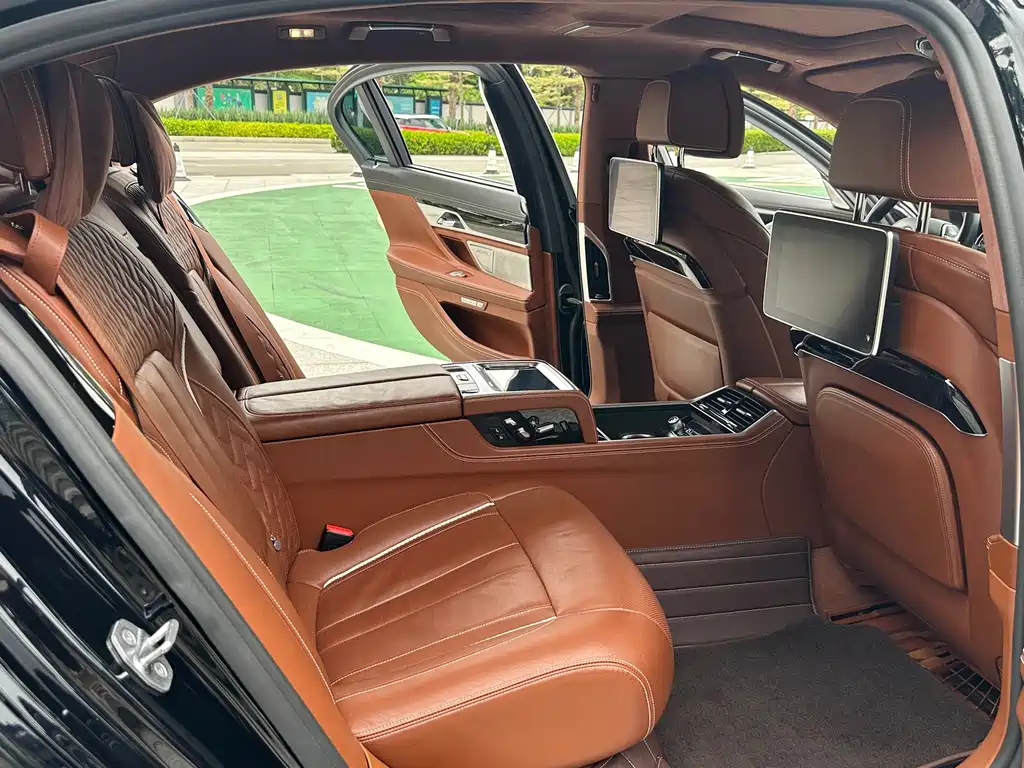 BMW 7 Series 2018 — фото 9