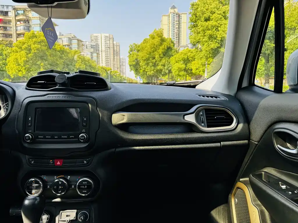 Jeep Renegade 2017 — фото 9
