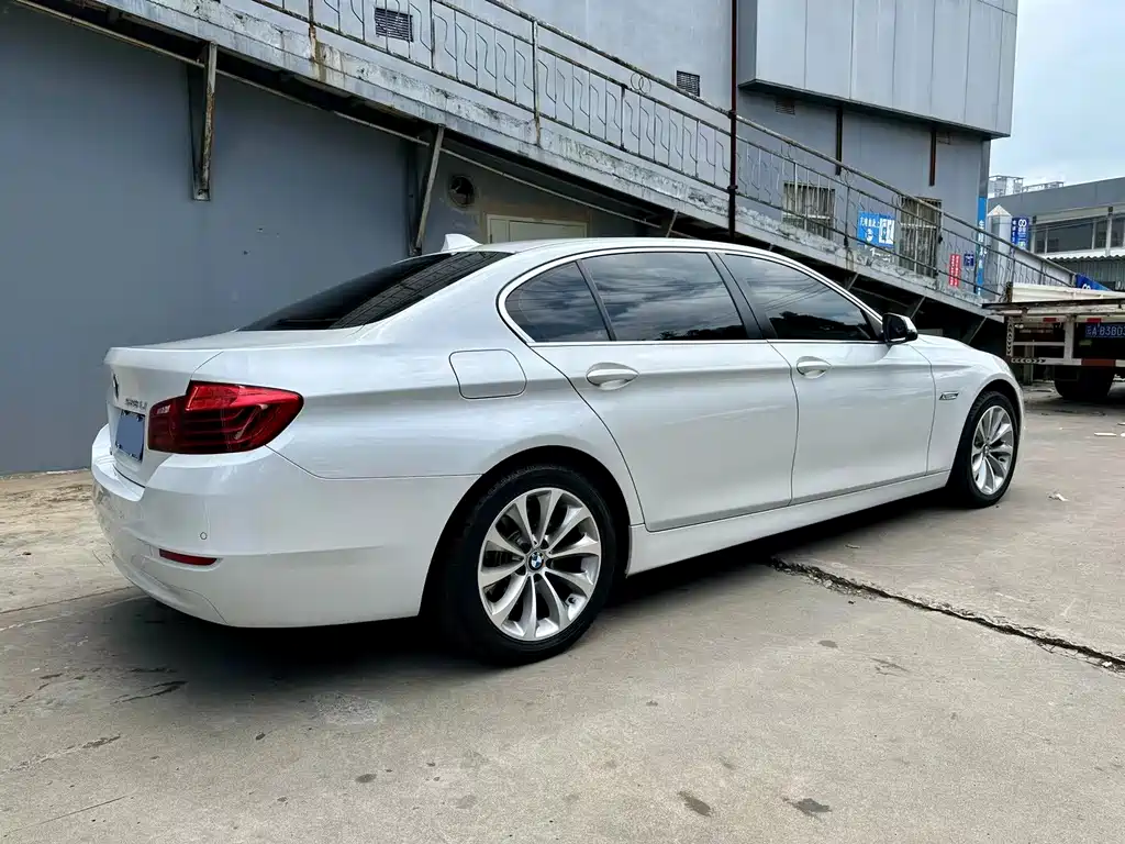 BMW 5 Series 2017 — фото 6