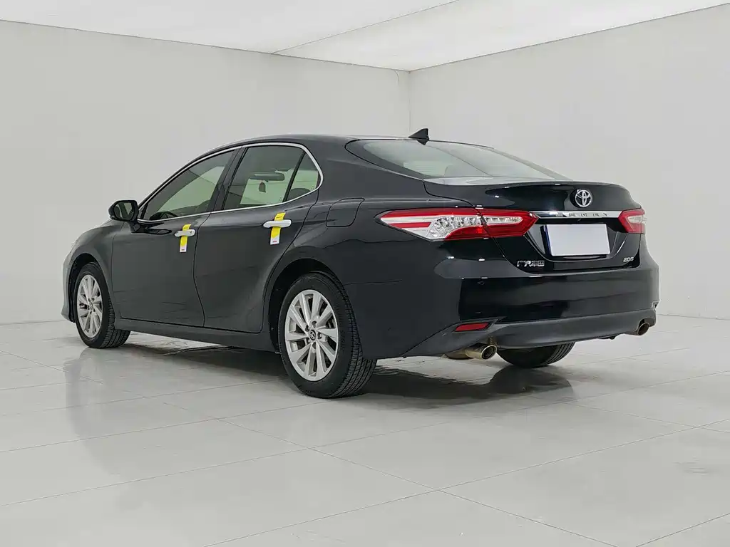 Toyota Camry 2022 — фото 4