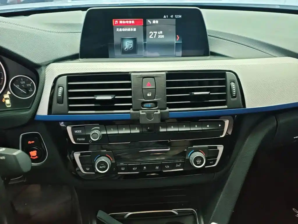 BMW 3 Series 2018 — фото 13