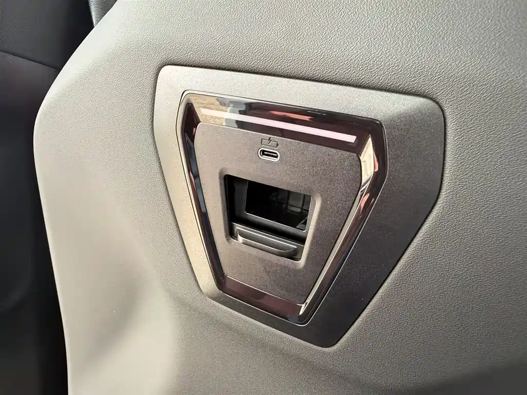 BMW 5 Series 2025 — фото 11