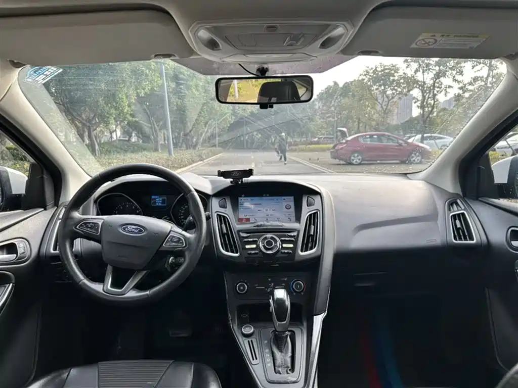 Ford Focus 2019 — фото 13