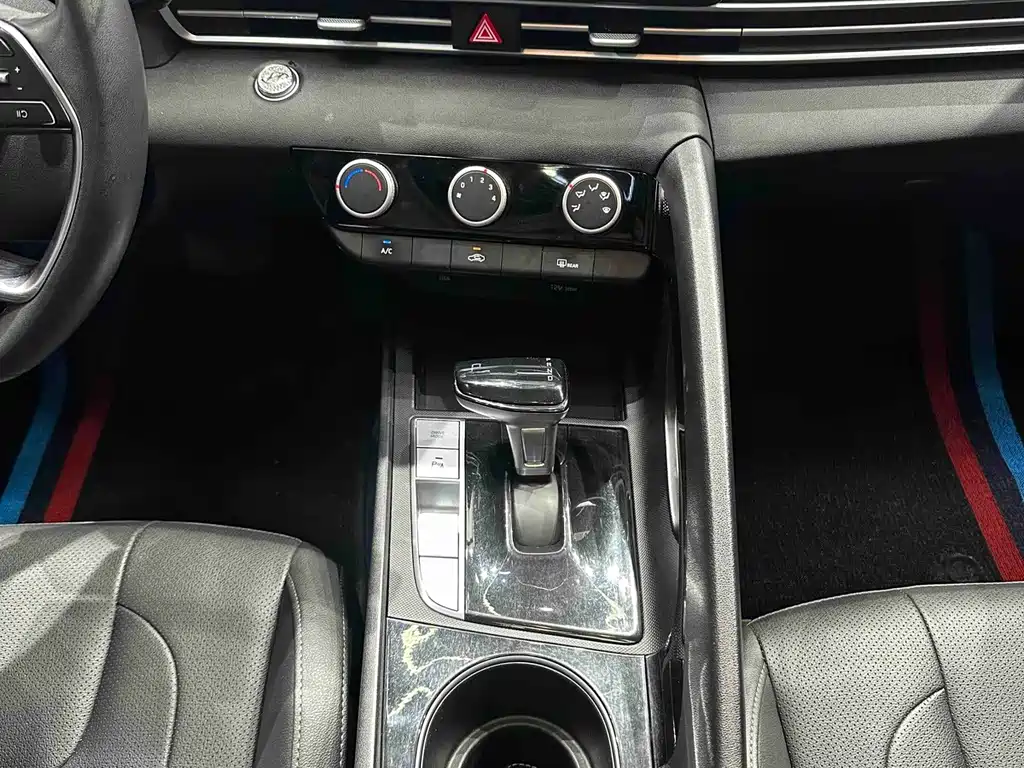 Hyundai Elantra 2023 — фото 12