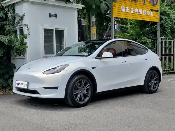 Tesla Model Y 2024