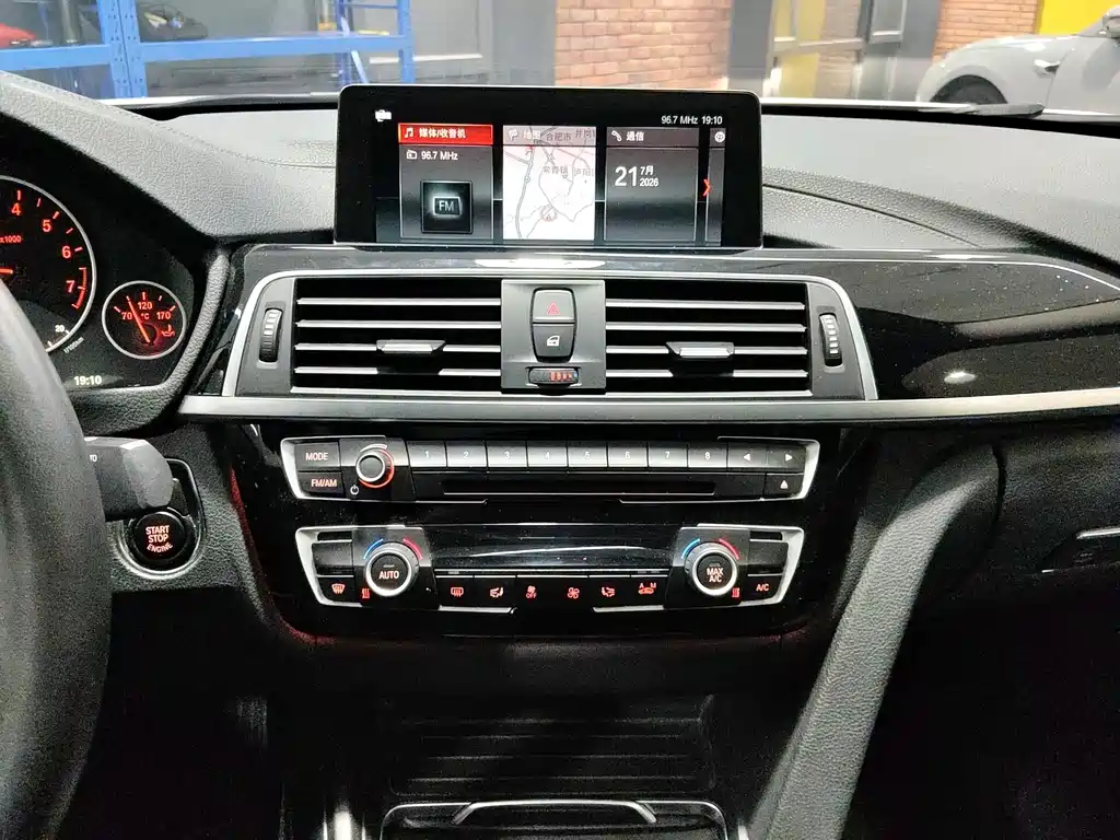 BMW 3 Series 2018 — фото 14