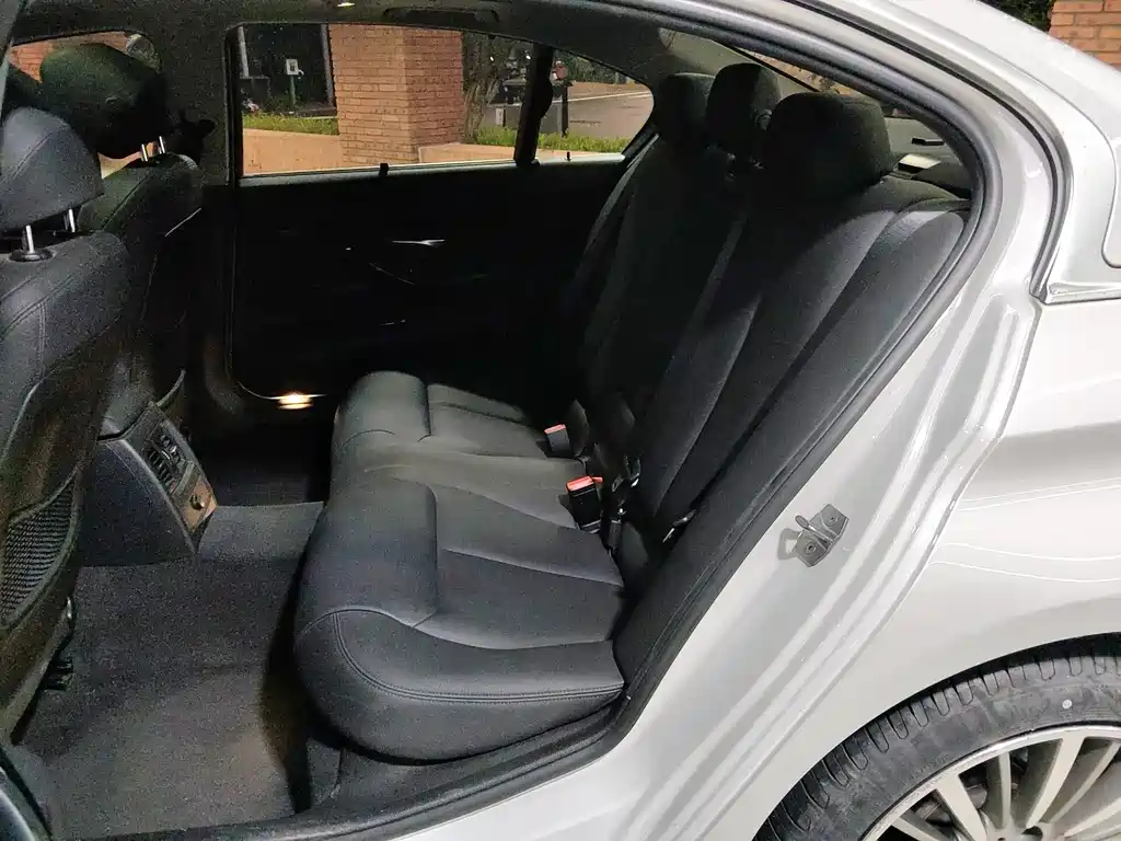 BMW 3 Series 2018 — фото 16