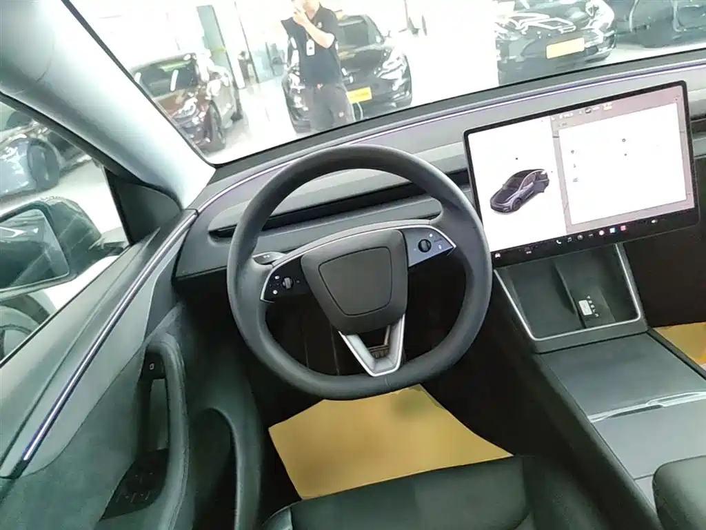 Tesla Model Y 2025 — фото 11