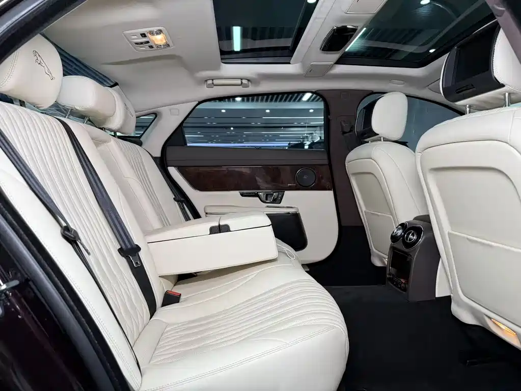 Jaguar XJ 2015 — фото 12