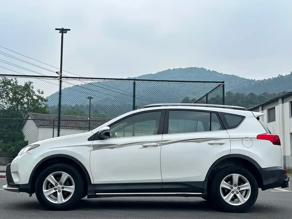 Toyota RAV4 2015 — фото 4