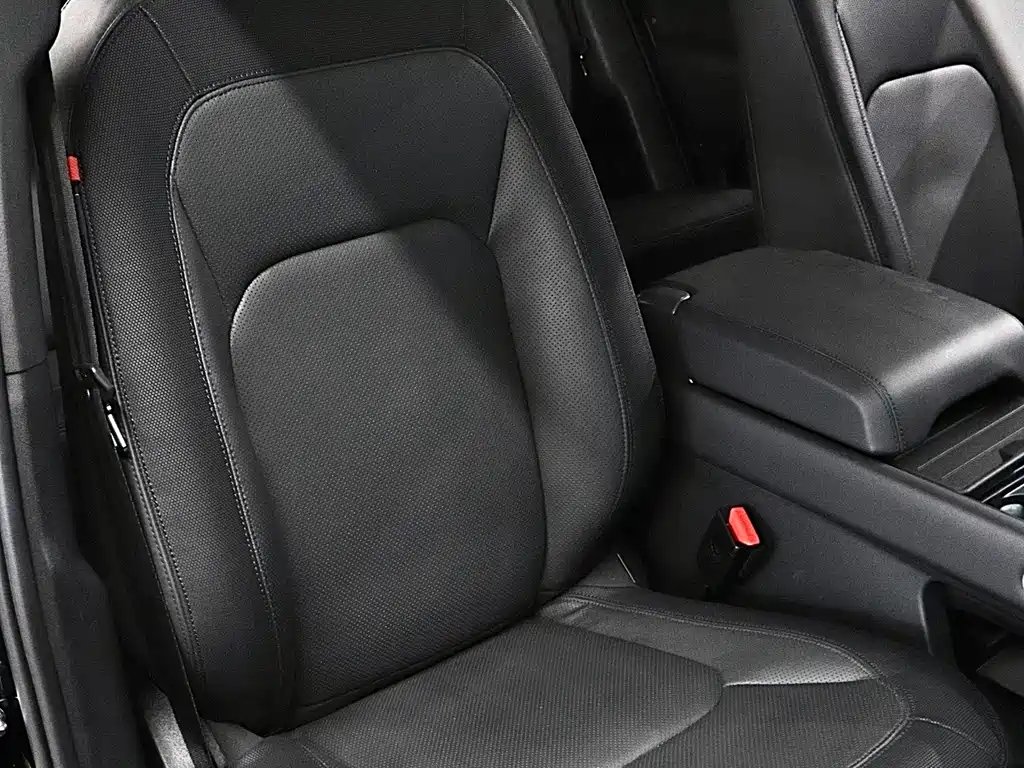 Land Rover Defender 2023 — фото 16