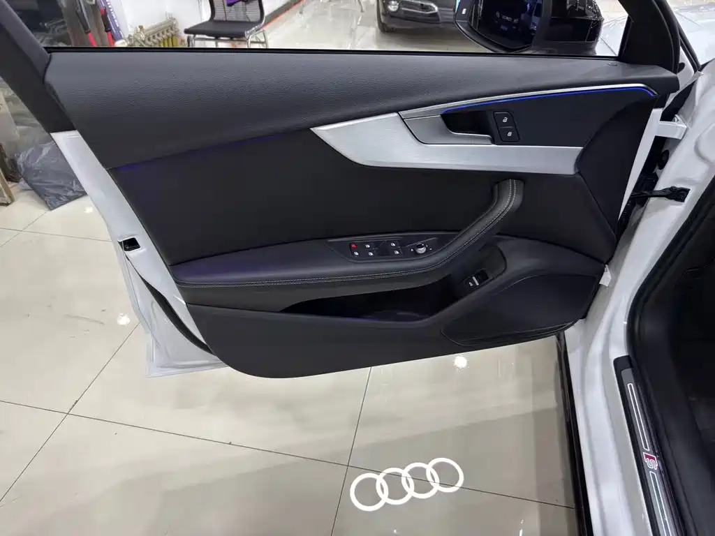 Audi A4L 2023 — фото 4
