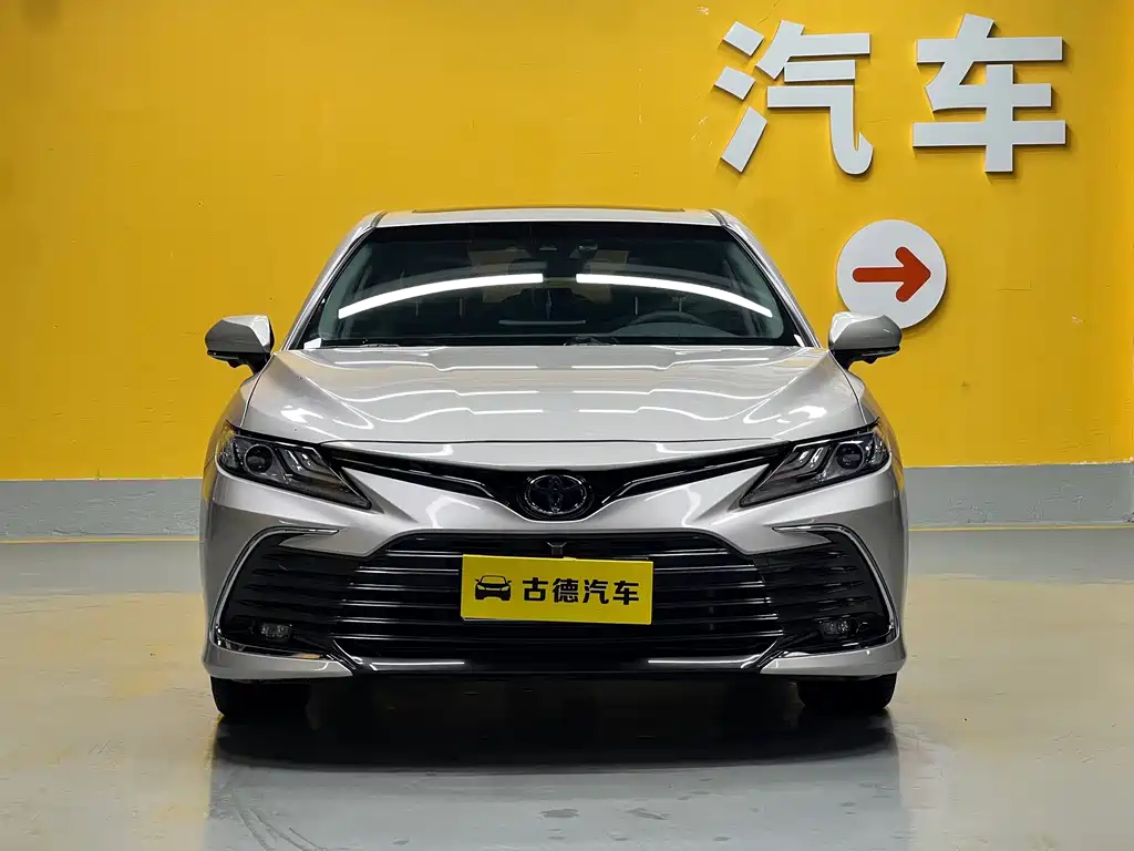 Toyota Camry 2023 — фото 2